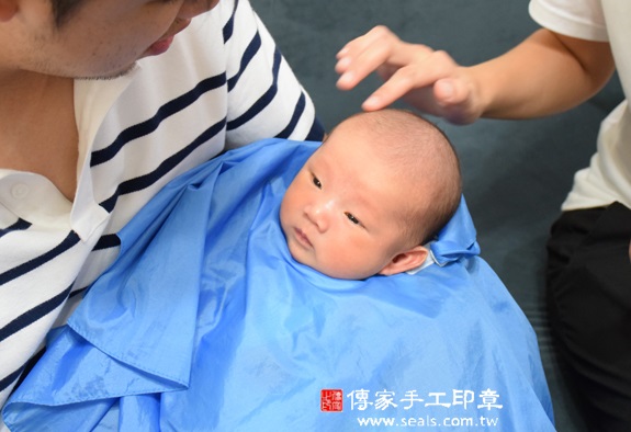 洋洋(新北中和區到府嬰兒寶寶滿月剃頭理髮、免費到府嬰兒剃胎毛儀式吉祥話)。到府剃頭剃胎毛主持、專業拍照、DVD光碟、證書。★購買「臍帶章、肚臍章、胎毛筆刷印章」贈送：剃頭、收涎、抓周，三選一。2015.10.31 照片19
